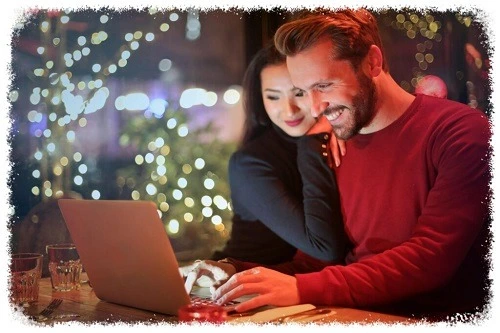 Happy couple behind a laptop symbolizing the rise of e-commerce and online shopping post-pandemic